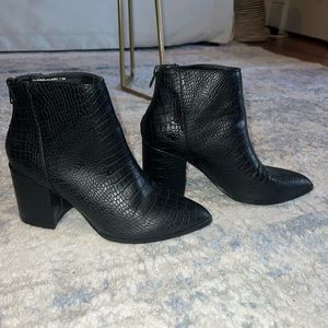 Black Steve Madden textured boots size 7.5 barely worn in perfect condition